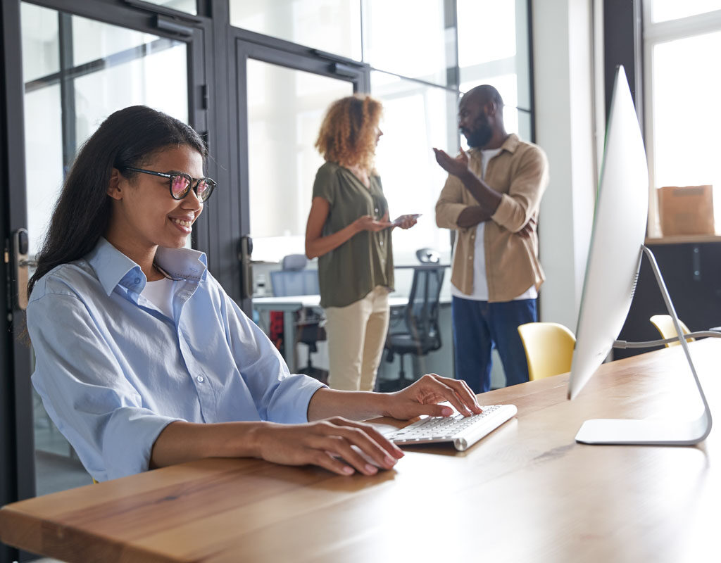 employee speaking with customer via social network